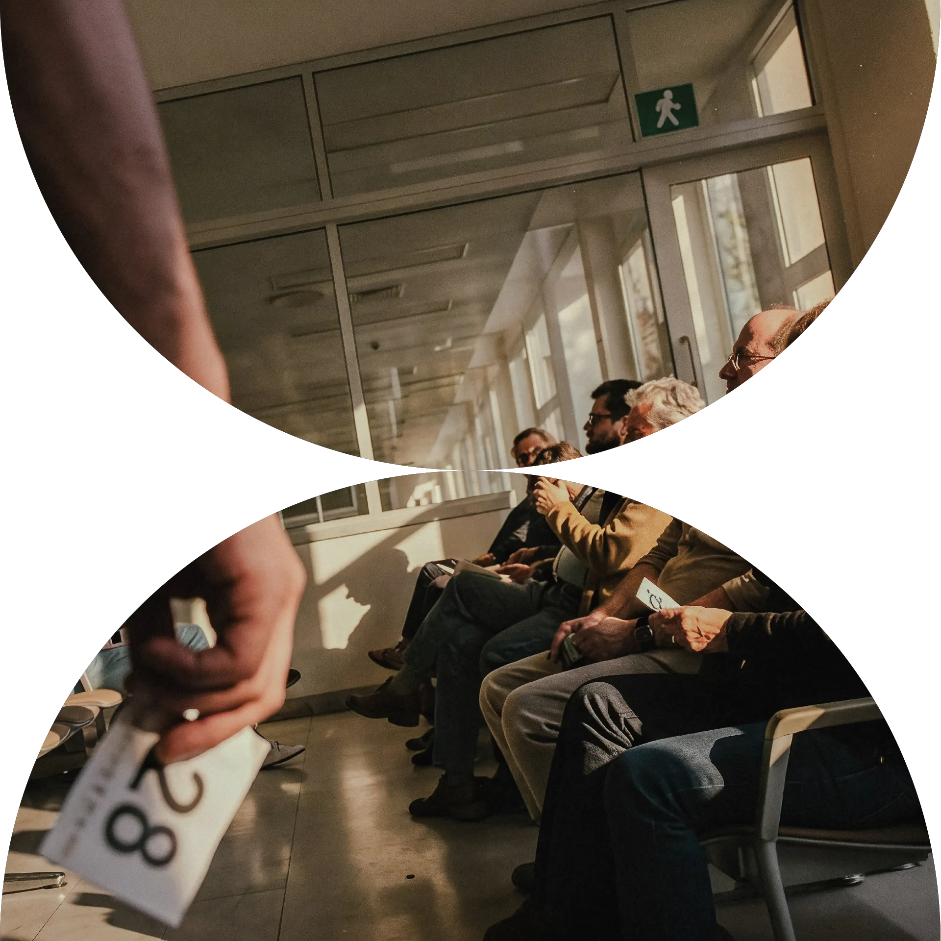 Menschen warten in einem Wartebereich einer öffentlichen Einrichtung.